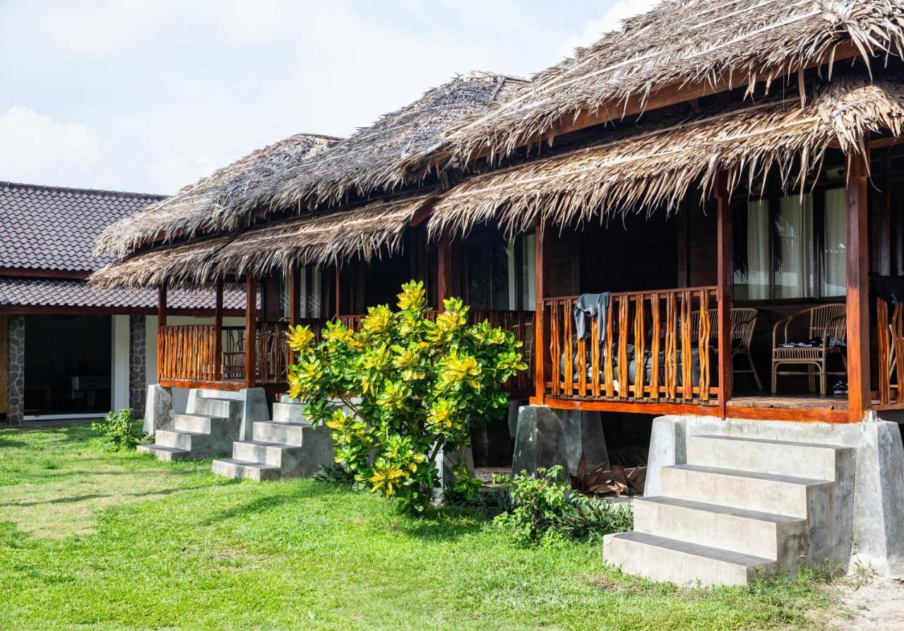 The Ujung Bocur Bungalows Krui Extérieur photo